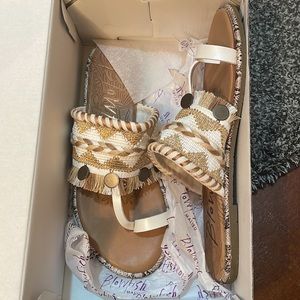 NWT BLOWFISH RAELYNN SANDALS WHITE